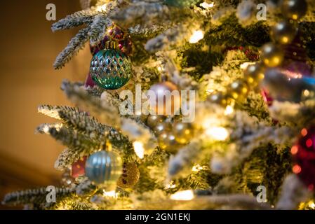 Décorations d'arbres de Noël avec ampoules dorées et vertes. Gros plan Banque D'Images