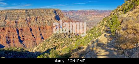 Vue sur le Grand Canyon Arizona depuis la première série de switchbacks le long de Hermit Trail. Banque D'Images