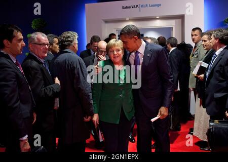 Le président Barack Obama marche avec la chancelière allemande Angela Merkel après une rencontre avec les dirigeants de la zone euro au sommet du G20 à Cannes, en France, le 3 novembre 2011. (Photo officielle de la Maison Blanche par Pete Souza) cette photo officielle de la Maison Blanche est disponible uniquement pour publication par les organismes de presse et/ou pour impression personnelle par le(s) sujet(s) de la photo. La photographie ne peut être manipulée d'aucune manière et ne peut pas être utilisée dans des documents commerciaux ou politiques, des publicités, des courriels, des produits, des promotions qui, de quelque manière que ce soit, suggèrent l'approbation ou l'approbation du Président, le Premier Banque D'Images