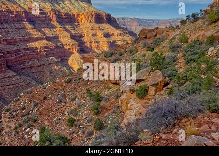 Vue sur Hermit Creek Canyon juste au-dessus de Santa Maria Springs le long de la piste Hermit Trail dans le Grand Canyon Arizona. Banque D'Images