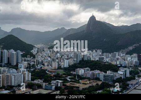 Vue sur la ville depuis le mont du pain de sucre (Pao de Acucar), Rio de Janeiro, Rio de Janeiro, Brésil, Amérique du Sud Banque D'Images