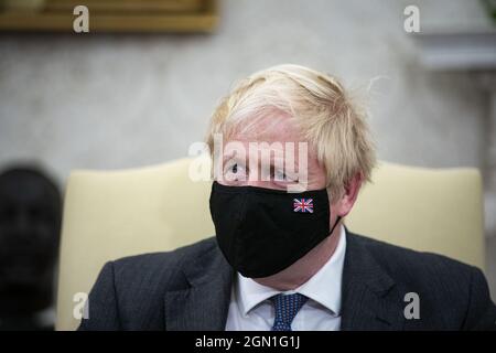 Washington, États-Unis. 21 septembre 2021. Le Premier ministre britannique Boris Johnson écoute lors d'une réunion avec le président Joe Biden dans le Bureau ovale de la Maison Blanche le mardi 21 septembre 2021 à Washington. Photo de piscine par Al Drago/UPI crédit: UPI/Alay Live News Banque D'Images