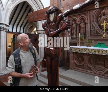 Dumbarton, Écosse, Royaume-Uni. 21 septembre 2021. PHOTO : artiste, John Woodcock avec son œuvre d'art. Credit; Credit: Colin Fisher/Alay Live News Banque D'Images