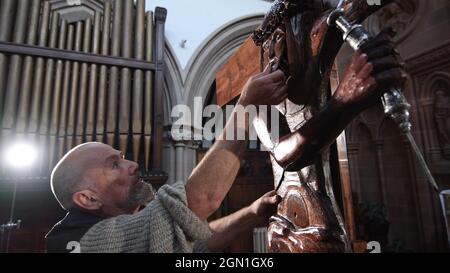 Dumbarton, Écosse, Royaume-Uni. 21 septembre 2021. PHOTO : artiste, John Woodcock avec son œuvre d'art. Credit; Credit: Colin Fisher/Alay Live News Banque D'Images