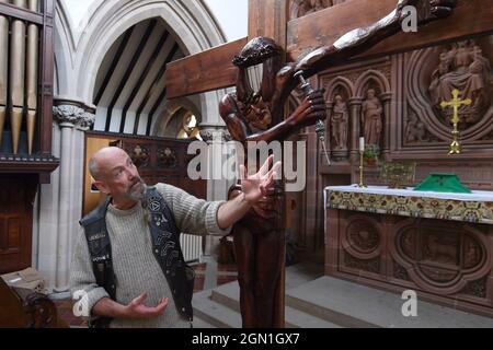 Dumbarton, Écosse, Royaume-Uni. 21 septembre 2021. PHOTO : artiste, John Woodcock avec son œuvre d'art. Credit; Credit: Colin Fisher/Alay Live News Banque D'Images