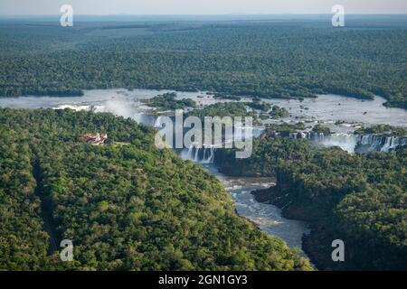 Vue aérienne des chutes d'Iguazu avec forêt tropicale, parc national d'Iguazu, Misiones, Argentine, Amérique du Sud Banque D'Images