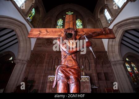 Dumbarton, Écosse, Royaume-Uni. 21 septembre 2021. EN PHOTO : un monument commémoratif spectaculaire pour les victimes de la drogue en Écosse, créé par l'artiste écossais John Woodcock, a récemment été remis à St Augustine's. La sculpture est exposée où un livre de mémoire pour ceux qui ont perdu la dépendance est conservé. La sculpture en bois sculpté, intitulée « un jour à la fois ». Credit; Credit: Colin Fisher/Alay Live News Banque D'Images