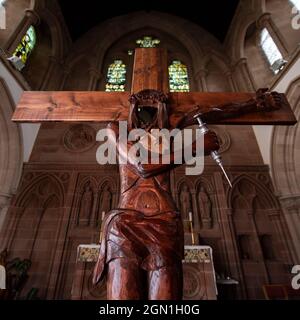 Dumbarton, Écosse, Royaume-Uni. 21 septembre 2021. EN PHOTO : un monument commémoratif spectaculaire pour les victimes de la drogue en Écosse, créé par l'artiste écossais John Woodcock, a récemment été remis à St Augustine's. La sculpture est exposée où un livre de mémoire pour ceux qui ont perdu la dépendance est conservé. La sculpture en bois sculpté, intitulée « un jour à la fois ». Credit; Credit: Colin Fisher/Alay Live News Banque D'Images