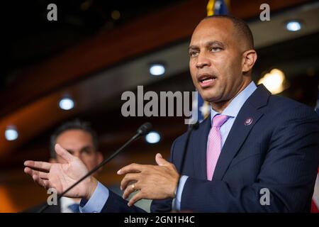 Washington, DC, le mardi 21 septembre 2021. Président du caucus démocratique le représentant des États-Unis, Hakeem Jeffries (démocrate de New York), fait des remarques lors d'une conférence de presse au Capitole des États-Unis à Washington, DC, le mardi 21 septembre 2021. Acte crédit : Rod Lamkey/CNP/MediaPunch Banque D'Images