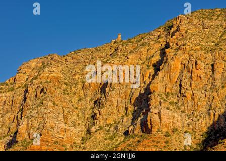 La tour d'observation historique de Desert View sur la rive sud du Grand Canyon, vue depuis la piste Tanner à 1600 mètres sous l'emplacement de la tour. Banque D'Images