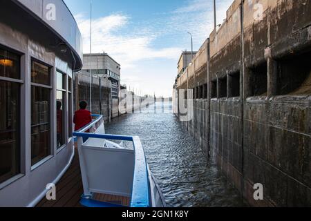 Arc du bateau de croisière Excellence Katharina (anciennement MS général Lavrinenkov) en écluse sur la Volga, près de Volgograd, district de Volgograd, Russie, UE Banque D'Images