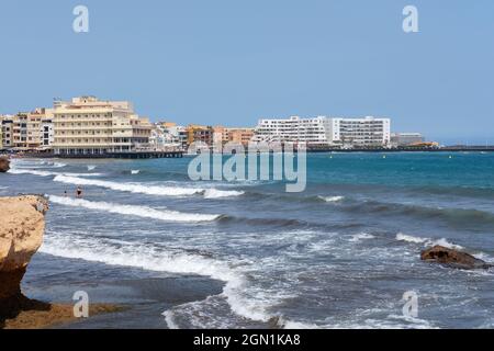 Hôtels avec vue sur mer et bâtiments résidentiels côtiers situés en face de la plage populaire comme vu de l'extrémité de la pension voisine, El Medano Banque D'Images