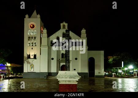 Vue nocturne de la cathédrale Tuxtla Gutierrez dans l'État de Chiapas, au Mexique Banque D'Images