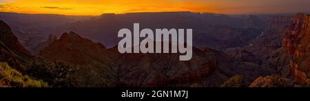 Grand Canyon Arizona au coucher du soleil vue depuis le Desert View Lookout Vista sur le plateau sud juste au nord de la Tour d'observation historique. La brume dans l'air Banque D'Images