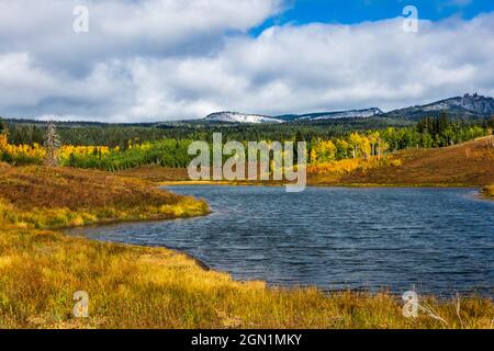 Muddy Pass Lake entouré de couleurs d'automne orange et jaune. Banque D'Images