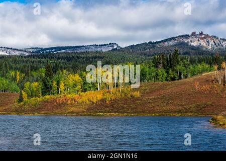 Muddy Pass Lake entouré de couleurs d'automne orange et jaune. Banque D'Images