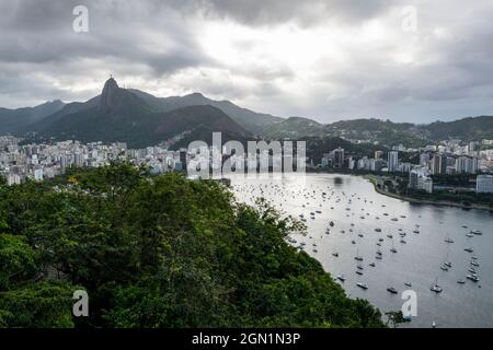 Vue sur la ville depuis le mont du pain de sucre (Pao de Acucar), Rio de Janeiro, Rio de Janeiro, Brésil, Amérique du Sud Banque D'Images