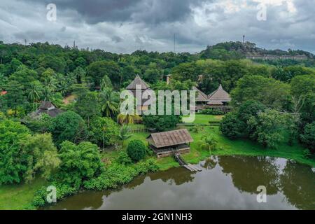 Vue aérienne du lac, des huttes et de la jungle dans le village culturel de Sarawak, Kampung Budaya Sarawak, près de Kuching, Sarawak, Bornéo, Malaisie, Asie, Banque D'Images