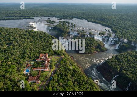 Vue aérienne de l'hôtel das Cataratas, Un hôtel Belmond, la rivière Iguazu et les chutes d'Iguazu, le parc national d'Iguazu, Parana, Brésil, Amérique du Sud