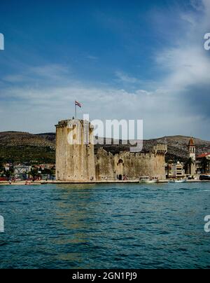 Vue panoramique verticale des ruines de la Tour Kamerlengo à Trogir, Croatie, vue de la mer Banque D'Images