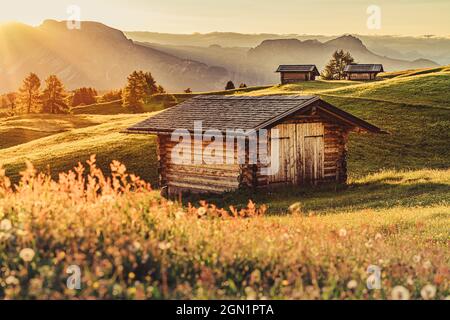 Hutte au lever du soleil sur l'Alm Seiser dans le Tyrol du Sud, Italie, Europe; Banque D'Images