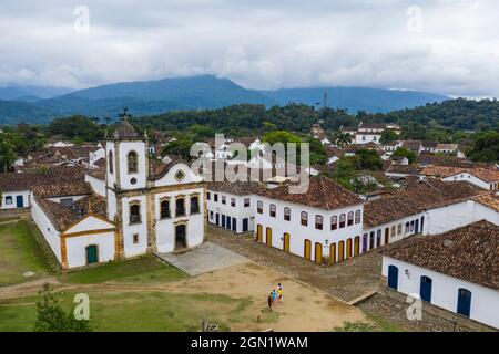 Vue aérienne de l'église Igreja de Santo Rita, Paraty, Rio de Janeiro, Brésil, Amérique du Sud Banque D'Images