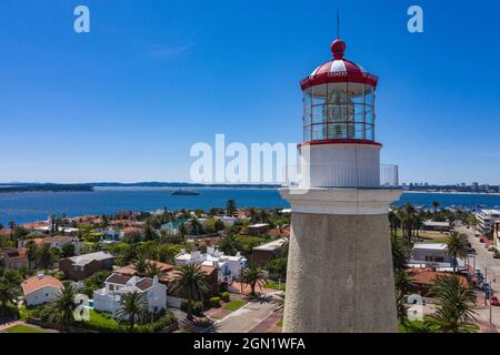 Vue aérienne du phare de Faro de Punta del Este avec navire de croisière d'expédition World Explorer (croisières nicko) au loin, Punta del Este, Maldonado Banque D'Images