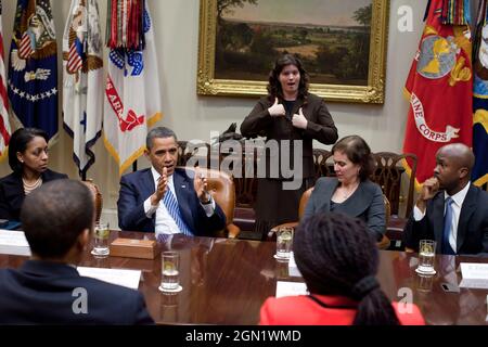 Le président Barack Obama rencontre les boursiers de la Maison-Blanche de 2010-2011 dans la salle Roosevelt de la Maison-Blanche, le 7 février 2011. Le Dr Miako Villanueva, professeur adjoint de linguistique à l'Université Gallaudet, signe pendant la réunion. (Photo officielle de la Maison Blanche par Pete Souza) cette photo officielle de la Maison Blanche est disponible uniquement pour publication par les organismes de presse et/ou pour impression personnelle par le(s) sujet(s) de la photo. La photographie ne peut être manipulée d'aucune manière et ne peut pas être utilisée dans des documents commerciaux ou politiques, des publicités, des courriels, des produits, des pro Banque D'Images