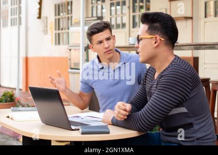 Jeune homme confus par ce que son partenaire dit. Banque D'Images