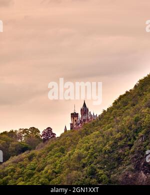 Vue sur le Siebengebirge jusqu'au château de Drachenburg, Koenigswinter, Rhénanie-du-Nord-Westphalie, Allemagne Banque D'Images