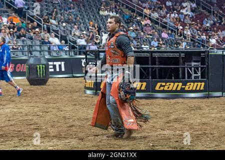 NEWARK, NJ - SEPTEMBRE 19 : Adriano Salgado fait le tour de Chanler's Dream pendant le Professional Bull Riders 2021 déchaînez l'événement Beast au Prudential Center Banque D'Images