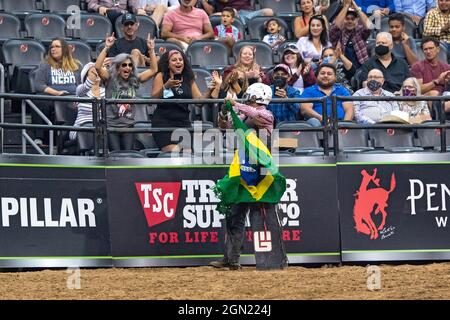 NEWARK, New Jersey - SEPTEMBRE 19 : Farnnando Henrique Novais Dirty Sancho pendant le Professional Bull Riders 2021 déchaînez l'événement Beast à Prudential Banque D'Images
