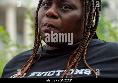 Vivian Smith, de Miami, Floride, attend de prendre la parole lors d'une conférence de presse sur le Keeping Renters Safe Act de 2021, au Capitole des États-Unis à Washington, DC, le mardi 21 septembre 2021. Vivian est une mère célibataire de deux enfants qui a été expulsée l'année dernière pendant la pandémie après que son propriétaire a déposé une plainte d'expulsion contre elle après avoir pris du retard sur son loyer, et elle a été forcée de faire des choix entre acheter de la nourriture, des soins de santé et des loyers pour survivre. Acte crédit : Rod Lamkey/CNP/MediaPunch Banque D'Images