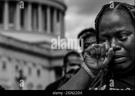 Vivian Smith de Miami, Floride, est réconfortée par le représentant des États-Unis Alexandria Ocasio-Cortez (démocrate de New York) avant une conférence de presse sur le Keeping Renters Safe Act de 2021, au Capitole des États-Unis à Washington, DC, le mardi 21 septembre 2021. Vivian est une mère célibataire de deux enfants qui a été expulsée l'année dernière pendant la pandémie après que son propriétaire a déposé une plainte d'expulsion contre elle après avoir pris du retard sur son loyer, et elle a été forcée de faire des choix entre acheter de la nourriture, des soins de santé et des loyers pour survivre. Acte crédit : Rod Lamkey/CNP/MediaPunch Banque D'Images