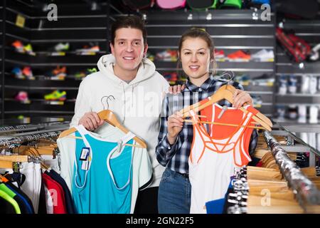 Femme et homme choisissent l'uniforme de tennis Banque D'Images