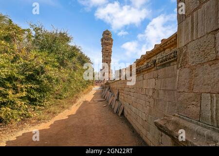 Monument de la victoire connu sous le nom de 'Vijaya Stambha' avec des ruines anciennes au fort de Chittorgarh construit en l'an 1448 à Chittor Rajasthan Banque D'Images