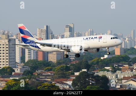 LATAM Airlines Airbus A320 sur l'approche finale de l'aéroport de Sao Paulo Congonhas au Brésil. Atterrissage de l'avion PR-MHX à l'aéroport central brésilien. Banque D'Images