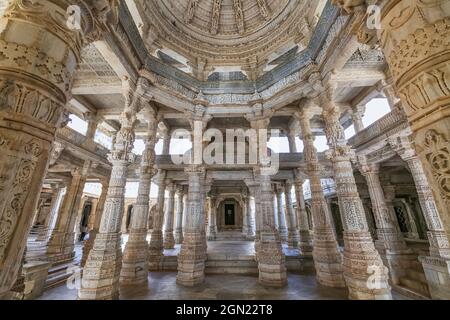 Architecture intérieure du temple historique de Dilwara Jain avec vue sur un plafond en pierre sculpté avec des colonnes et de magnifiques œuvres d'art Banque D'Images