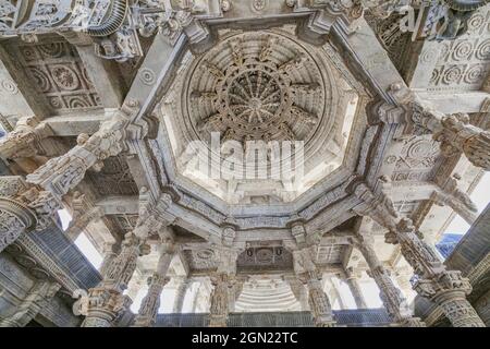 Architecture intérieure du temple historique de Dilwara Jain avec vue sur un plafond en pierre sculpté avec des colonnes et de magnifiques œuvres d'art Banque D'Images