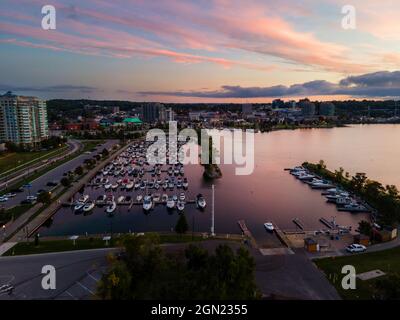 18 2021 septembre, Barrie Ontario Canada vue tôt le matin du centre-ville et de la marina à Sunrise. Luke Durda/Alamy Banque D'Images