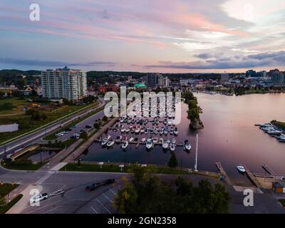 18 2021 septembre, Barrie Ontario Canada vue tôt le matin du centre-ville et de la marina à Sunrise. Luke Durda/Alamy Banque D'Images