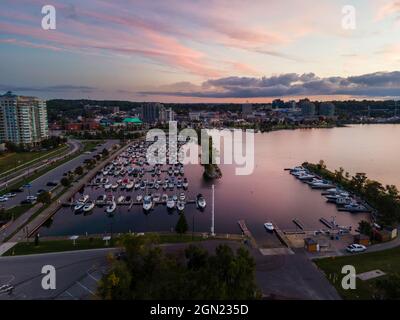 18 2021 septembre, Barrie Ontario Canada vue tôt le matin du centre-ville et de la marina à Sunrise. Luke Durda/Alamy Banque D'Images