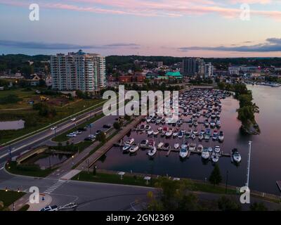 18 2021 septembre, Barrie Ontario Canada vue tôt le matin du centre-ville et de la marina à Sunrise. Luke Durda/Alamy Banque D'Images