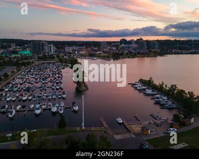 18 2021 septembre, Barrie Ontario Canada vue tôt le matin du centre-ville et de la marina à Sunrise. Luke Durda/Alamy Banque D'Images