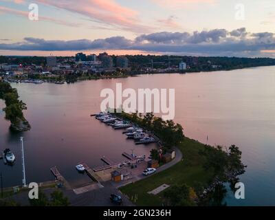 18 2021 septembre, Barrie Ontario Canada vue tôt le matin du centre-ville et de la marina à Sunrise. Luke Durda/Alamy Banque D'Images