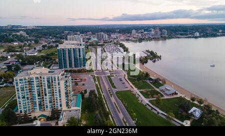 18 2021 septembre, Barrie Ontario Canada vue tôt le matin du centre-ville et de la marina à Sunrise. Luke Durda/Alamy Banque D'Images