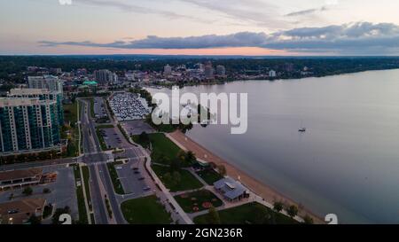 18 2021 septembre, Barrie Ontario Canada vue tôt le matin du centre-ville et de la marina à Sunrise. Luke Durda/Alamy Banque D'Images