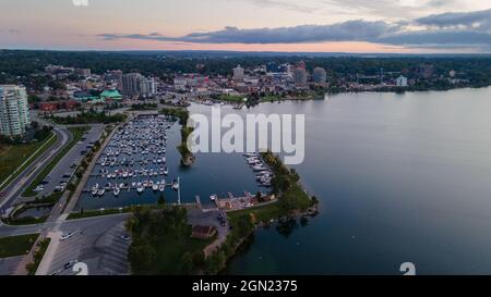 18 2021 septembre, Barrie Ontario Canada vue tôt le matin du centre-ville et de la marina à Sunrise. Luke Durda/Alamy Banque D'Images