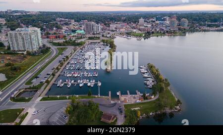 18 2021 septembre, Barrie Ontario Canada vue tôt le matin du centre-ville et de la marina à Sunrise. Luke Durda/Alamy Banque D'Images