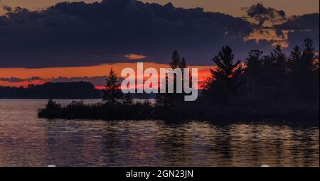 Coucher de soleil sur le Chippewa Flowage dans le nord du Wisconsin. Banque D'Images